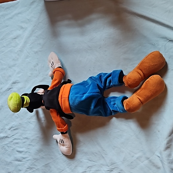 Disney goofy stuffed animal - Picture 2 of 2